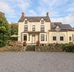 A house with garden and gravel driveway at Craig Y Glyn