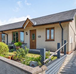A single-story house with a garden and walkway at Gorwel in Llan Ffestiniog near Blaenau Ffestiniog
