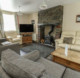 A living room with sofas and a fireplace at Halford Hill in Llanberis