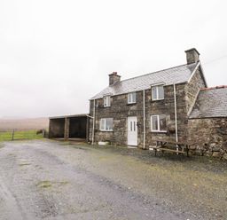A house with a parking area at Bryn Re in Trawsfynydd near Llan Ffestiniog and Dolgellau