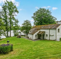 A house with garden and trees near a lake at Hullet Hall at the Graythwaite Estate near Hawkshead