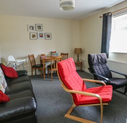 A living room with seating and dining area at Ty Ni in Caeathro near Caernarfon