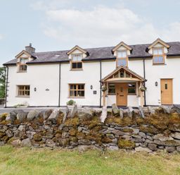 A house with windows and doors at Ty Gwyn in Llangwm near Bala