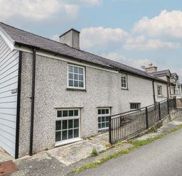 A house with windows and a fence at Glan y Gors in Dinorwic near Llanberis