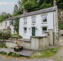 A house with garden and pathway at Teifi House in Cilgerran near Cardigan