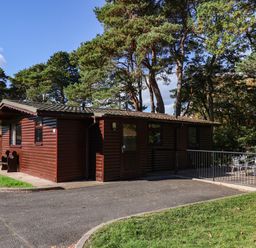 A log cabin with a deck and seating area at Snowdrop in Saltburn-by-the-Sea