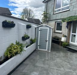 An outdoor area with a shed and planters at Jakanori Staveley