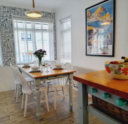 A dining room with a table and chairs at Crab Cottage in Ilfracombe