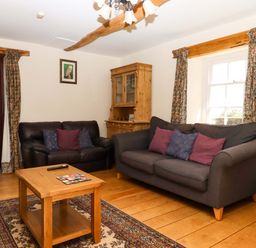 A living room with two sofas and a coffee table at Oak Tree in Halwell
