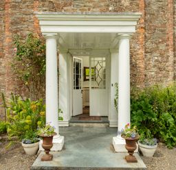 An entrance with plants at Parnacott in Holsworthy