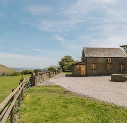 A house with a gravel driveway at Penrhiwarwydd Barn in Pontywaun