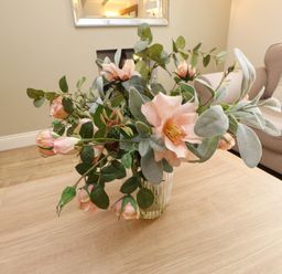 A flower arrangement in a vase on a table at Tan Y Goeden in Morfa Nefyn