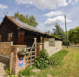 An outdoor view of a barn with a sign at Robbie's Barn in Fulready near Stratford-upon-Avon
