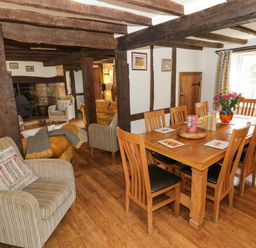 A dining room with a table and chairs at Elmhurst Cottage in Lower Quinton