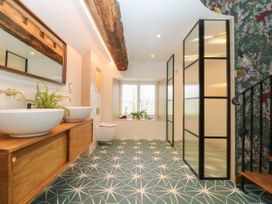 5 bedroom Cottage for rent in Stroud