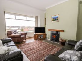 8 Mere View Avenue - North Yorkshire (incl. Whitby) - 1016901 - thumbnail photo 3