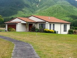 Mistry Hideout  - Lakes Resort Pauanui Home -  - 1027934 - thumbnail photo 21