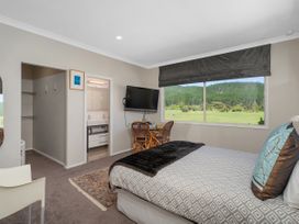 Mistry Hideout  - Lakes Resort Pauanui Home -  - 1027934 - thumbnail photo 13