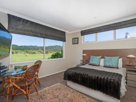 Mistry Hideout  - Lakes Resort Pauanui Home -  - 1027934 - thumbnail photo 14