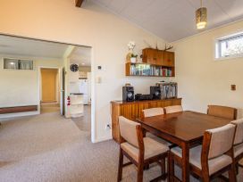 A dining room with a table and chairs at Kune Crib - Ohakune Holiday Home near Turoa