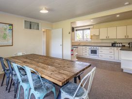 A dining room with a table and chairs at Kune Crib - Ohakune Holiday Home near Turoa