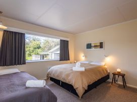A bedroom with two beds and a window at Kune Crib - Ohakune Holiday Home near Turoa