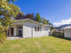 A house with a yard at Kune Crib - Ohakune Holiday Home near Turoa