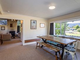 A dining room with a table and chairs at Kune Crib - Ohakune Holiday Home near Turoa