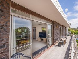 The Retreat - Front Beach Bach -  - 1028329 - thumbnail photo 7