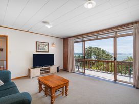 The Retreat - Front Beach Bach -  - 1028329 - thumbnail photo 13