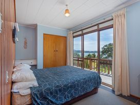 The Retreat - Front Beach Bach -  - 1028329 - thumbnail photo 20