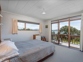The Retreat - Front Beach Bach -  - 1028329 - thumbnail photo 25