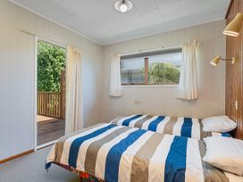 The Retreat - Front Beach Bach -  - 1028329 - thumbnail photo 28