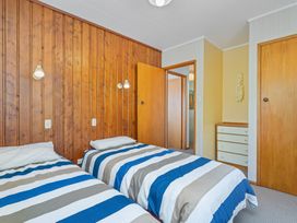The Retreat - Front Beach Bach -  - 1028329 - thumbnail photo 29