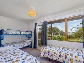 The Retreat - Front Beach Bach -  - 1028329 - thumbnail photo 32
