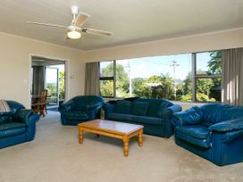 This Bach Has it All - Rainbow Point Holiday Home -  - 1028394 - thumbnail photo 5