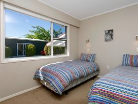 This Bach Has it All - Rainbow Point Holiday Home -  - 1028394 - thumbnail photo 12