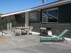 This Bach Has it All - Rainbow Point Holiday Home -  - 1028394 - thumbnail photo 18