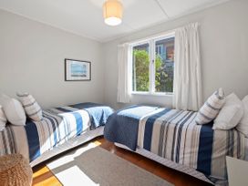 Te Kopua - Acacia Bay Holiday Home -  - 1028423 - thumbnail photo 9