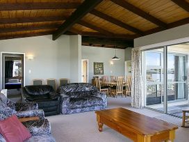 Golders Heights - Taupo Holiday Home -  - 1028426 - thumbnail photo 2