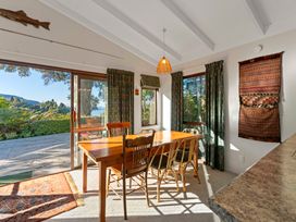 A dining room with a table and chairs at Ruatotara - Pukawa Holiday Home Pukawa Bay