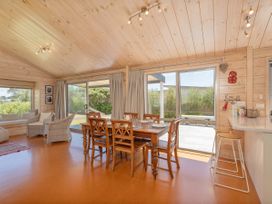 Kowhai Retreat - Matarangi Holiday Home -  - 1028518 - thumbnail photo 11