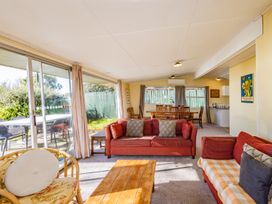 Moeroa - Wharewaka Holiday Home -  - 1028930 - thumbnail photo 9