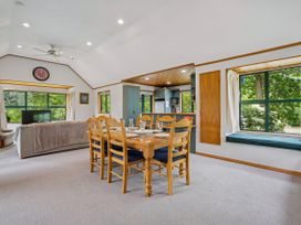 A dining room with a table and chairs at Tranquil Tipperary - Arrowtown Holiday Home Arrowtown