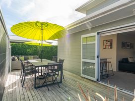 An outdoor patio with table and chairs at Jacksons - Two Mile Bay Holiday Home in Two Mile Bay
