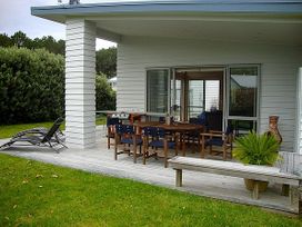 Relax at Cooks - Cooks Beach Holiday Home -  - 1029896 - thumbnail photo 19