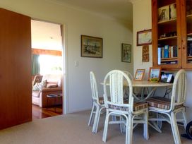 Relax Lakeside - Five Mile Bay Holiday Home -  - 1030469 - thumbnail photo 11