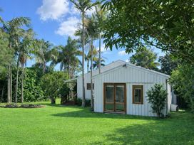 A house surrounded by greenery at Matapouri Hideaway - Matapouri