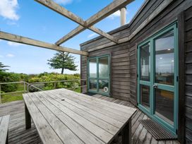 Beachfront Getaway - Waikanae Beach Holiday Home -  - 1031268 - thumbnail photo 32