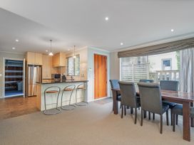 A kitchen with dining area at Putt it at Pauanui - Pauanui Holiday Home